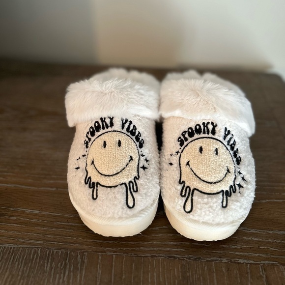 NWOT American Eagle Shearling Scuff Slipper Spooky Vibes Smiley Face Cream 8 - Picture 1 of 5